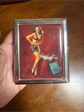 Star collectable Retro Pin up girls cigarette case